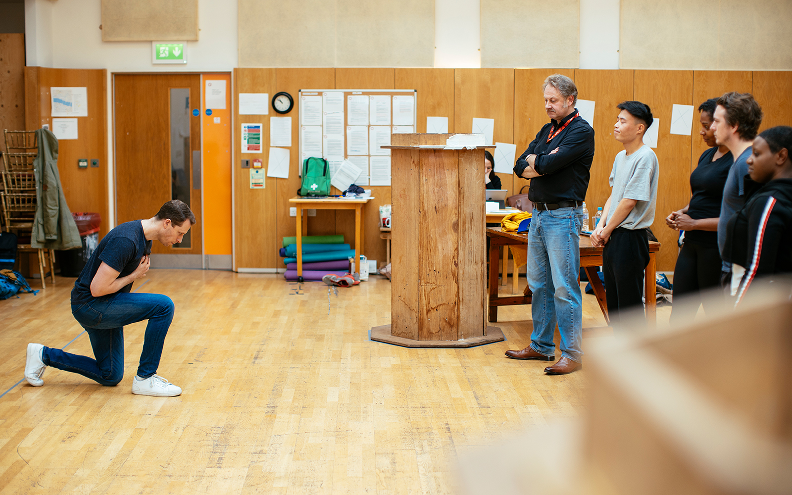 REHEARSAL IMAGE 25_ MACBETH 2020_ PLAYING SHAKESPEARE WITH DUESTCHE BANK_ STANDARD IMAGE