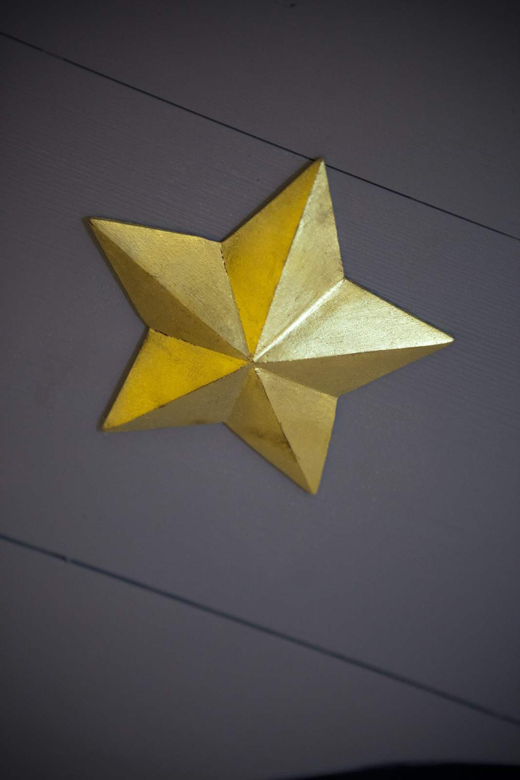 Sam Wanamaker Playhouse Pete Le May A gold star on a black wall