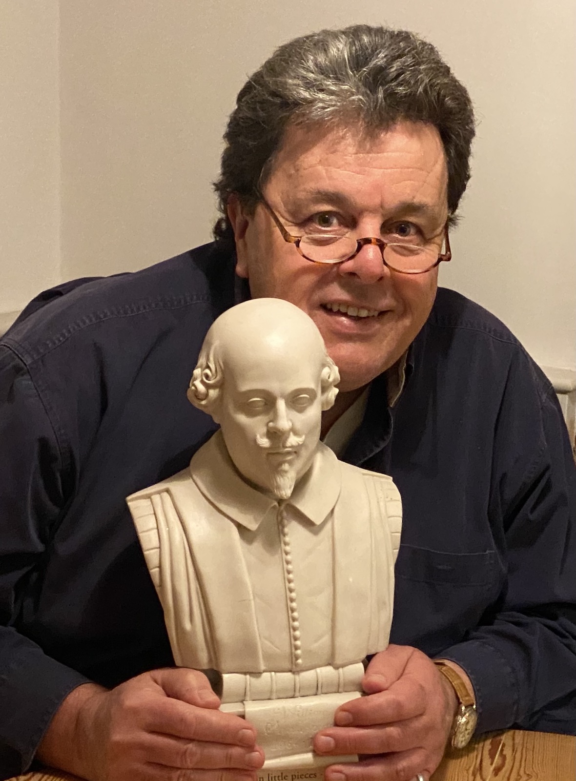 Globe Magazine Article Marcus Coles My Shakespeare Card A man holding a small bust of Shakespeare's head